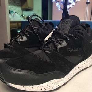 Black and white REEBOK “ventilator mid boot”